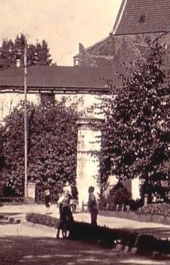 Litfaßsäule an der Kreuzung Bahnhofstraße/Schulpromenade an der Post