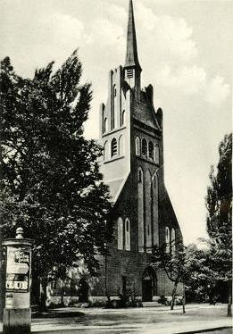 Litfaßsäule vor der Katholischen Kirche