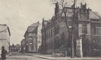 Litfaßsäule an der Kreuzung Bahnhofstraße/Schulpromenade an der Post