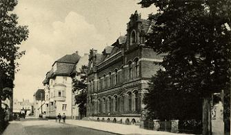 Litfaßsäule an der Kreuzung Bahnhofstraße/Schulpromenade an der Post