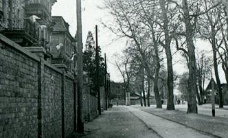 Litfaßsäule, wo Haynauer Str. und Vorwerkstr. aufeinandertreffen