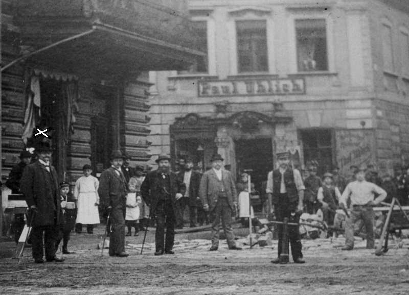 Baumeister August Hübner leitet die Pflasterarbeiten auf dem Ring 1895-98