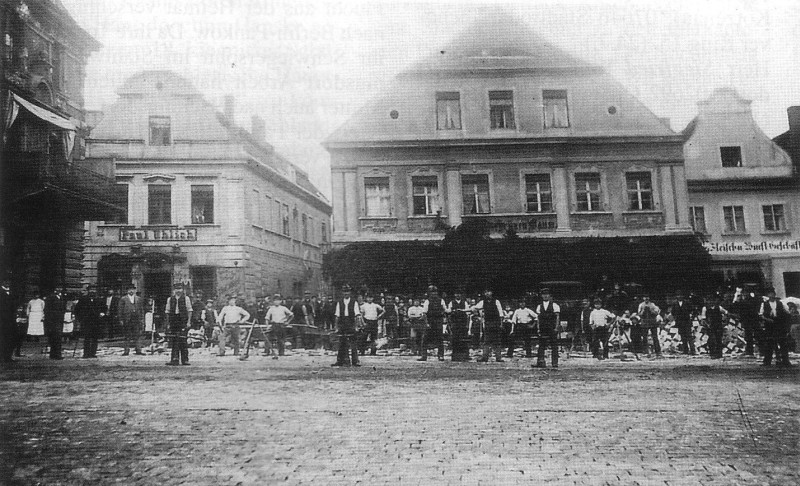 1895-1898 wird das Katzenkopfpflaster auf dem Ring durch Granitpflaster ersetzt.