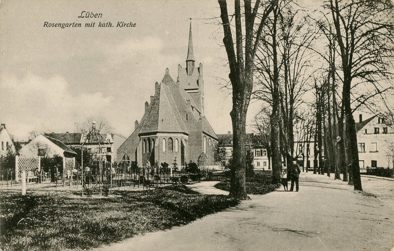 Neue Katholische Kirche und Rosengarten