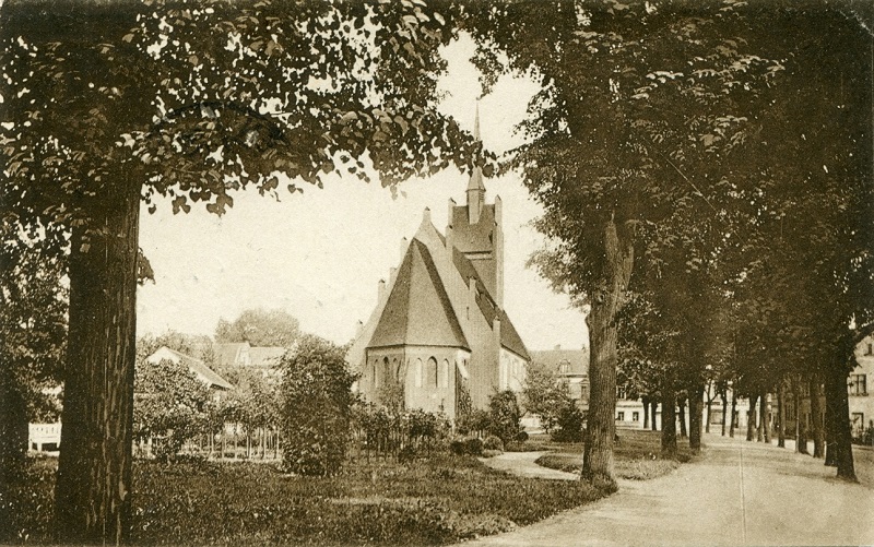 Neue Katholische Kirche und Rosengarten