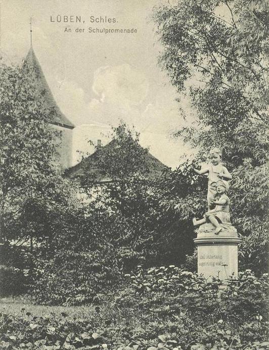 Skulptur einer Kindergruppe an der Schulpromenade Lüben