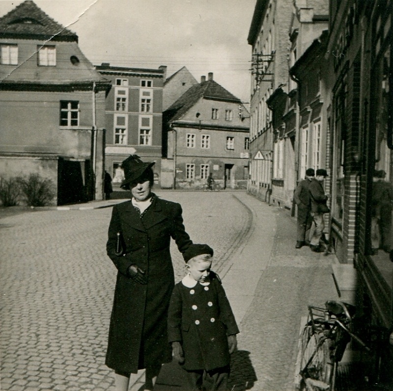 Gertrud und Wolfgang Wersich vor Verlag und Druckerei Kühn, Liegnitzer Str. 35/36