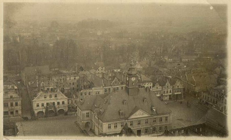 Der zerstörte Ring. Das Rathaus wie durch ein Wunder unzerstört.