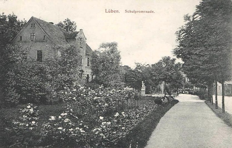 Schulpromenade, Mädchenschulhaus, Kindergruppe