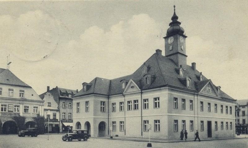 Rathaus mit dem Eingang zur Städtischen Sparkasse