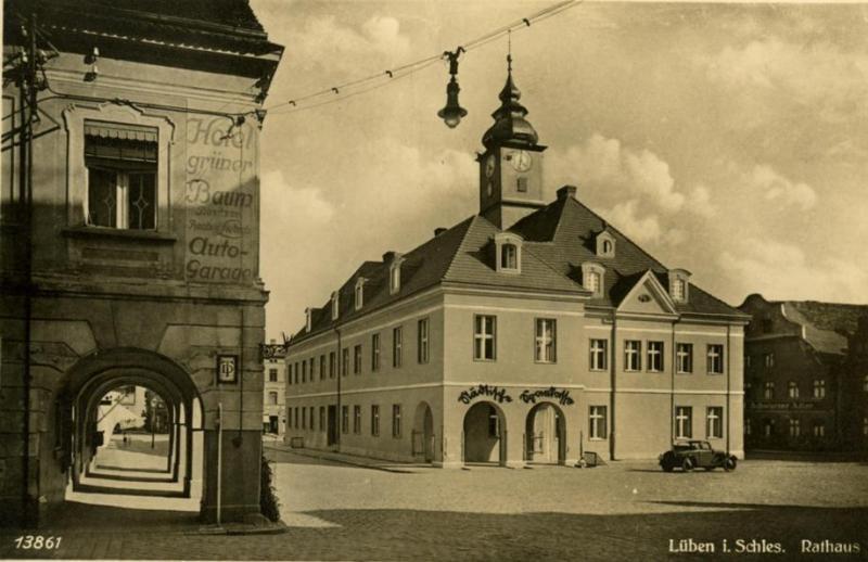 Rathaus mit dem Eingang zur Städtischen Sparkasse