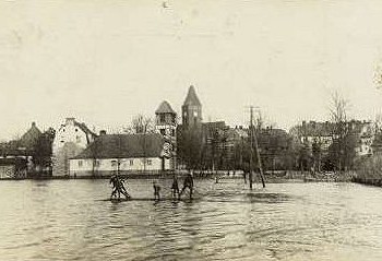 Blick auf Spritzenhaus der Feuerwehr und Turm der Evangelischen Kirche