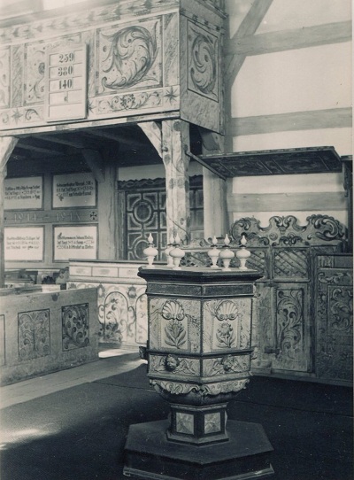 Innenraum der Altstädter Kirche vor 1945, Blick über den Taufstein zu den Gedenktafeln der Gefallenen des 1. Weltkrieges
