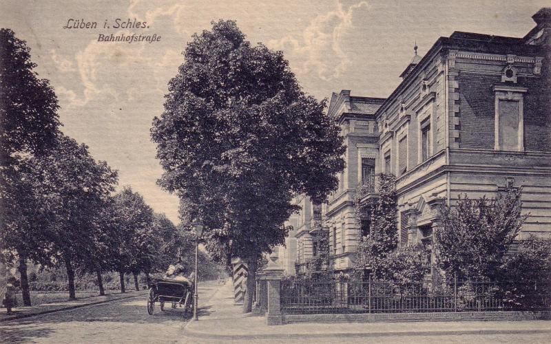 Blick Richtung Bahnhof, vorn rechts die Einmündung der Hann-von-Weyhern-Straße