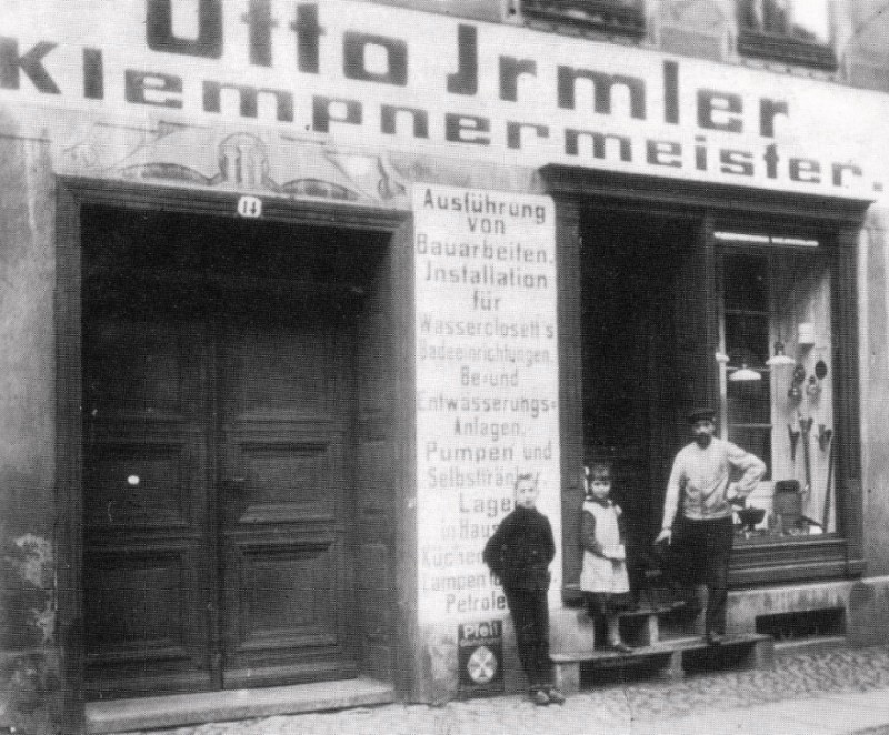 Rudolf Irmler mit Schwester und Vater um 1918 vor dem Geschäft in der Breiten Straße