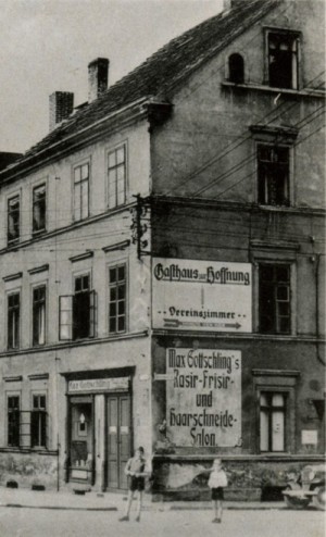 Hinweisschild zum Gasthof zur Hoffnung an der Ecke Breite/Kasernenstraße