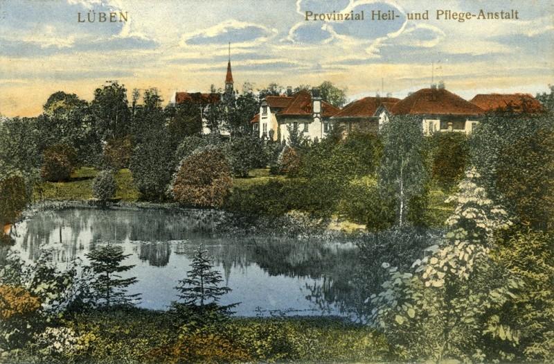 Blick auf das Gelände der Heilanstalt mit Anstaltskirche im Hintergrund