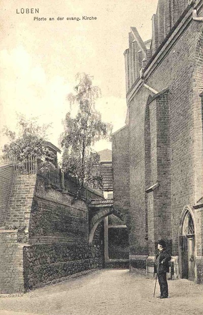 Spitzbogen zwischen Kirche und Stadtmauer