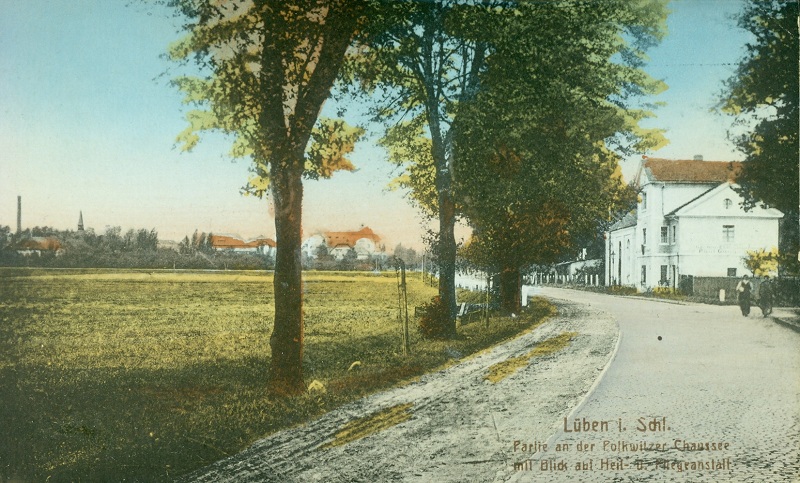 Polkwitzer Chaussee mit Blick auf Heil- und Pflegeanstalt links hinten, rechts Gasthof zum Reichsadler