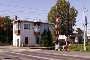 Stellwerk zwischen den Gleisen der Bahnstrecke Raudten-Liegnitz zwischen Molkerei und Maschinenfabrik Behme - heute