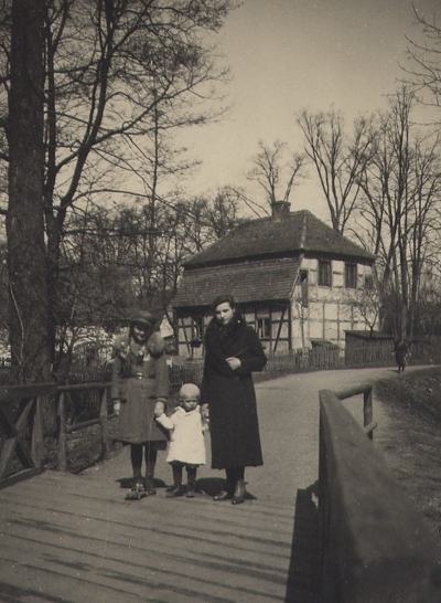 Gertrud Wurst als Kindermädchen auf einem Spaziergang in der Wasserpromenade um 1933