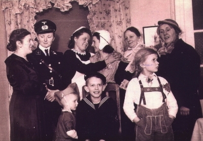 Fasching 1942 von links: Stumpe, Wollny, Hilde, Gertrud Wurst, Siegrid, Frida Geistefeldt und die Kinder Günter, Heinz und Helga