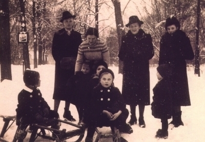 Winter 1942 im Lübener Stadtpark, von links: Siegrid, Friedel Scholz, Frida Geistefeldt, Gertrud Wurst und die Kinder Günter, Heinz und Helga Geistefeldt und Harald Wurst
