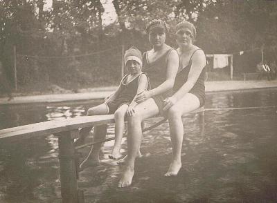 Elisabeth mit Töchterchen Johanna und einer Freundin in der Lübener Badeanstalt um 1930
