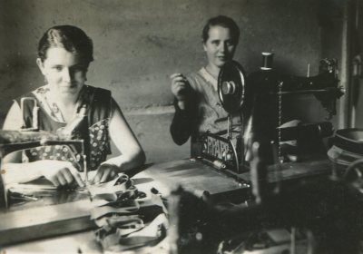 Familienmitglieder in der Mützenmacher-Werkstatt von Paul Brand