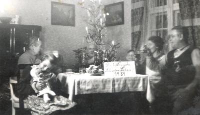 Silvester 1939 mit den Großeltern Hain, den Eltern Richard und Martha Hain und den Kindern Lilo und Günther.