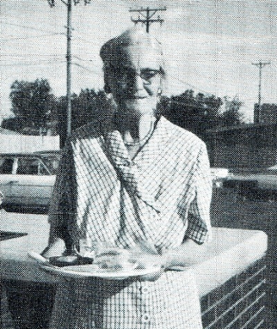 Elizabeth May im Jahr 1966 vor ihrem Haus in Denver