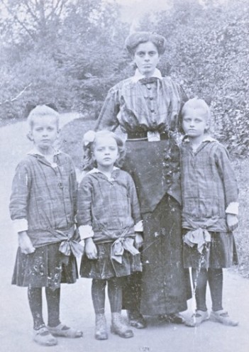 Mutter Selma Siebenhaar und die Töchter Elsa, Cäcilie und Gertrud