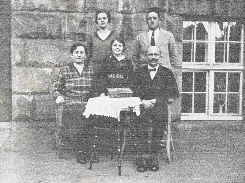 Hedwig und Erwin Siebenhaar mit Familienbesuch auf dem Schulhof des Lübener Gymnasiums