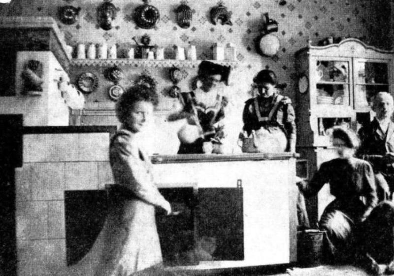 Küchenpersonal im Hause Sonneck in der Hindenburgstr. 3, 1912
