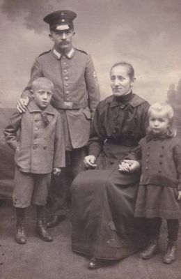 Emil und Emma Winter mit ihren Kindern Martin und Lydia im Jahr 1917