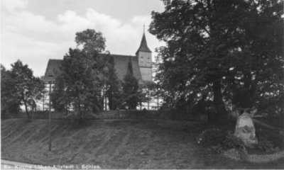 Altstädter Kirche mit dem Kriegerdenkmal davor