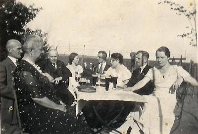 Familie Brand mit Tochter Martha (rechts), daneben Willy Wersich mit Ehefrau Gertrud geb. Brand nach 1936