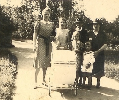 Familie Brand im Stadtpark Lüben um 1941