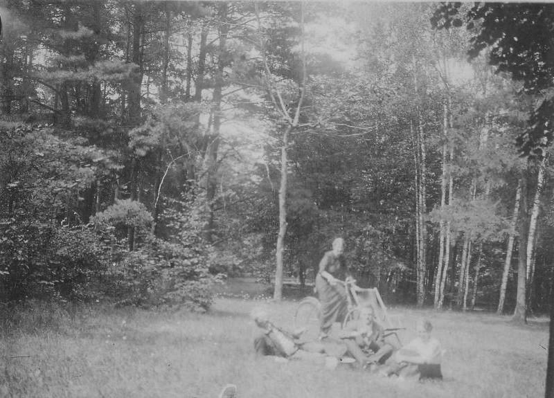 Links Zoes Droysens Vater Hans, ihre Schwester Emma und deren Mann Otto Droysen, rechts Zoe Droysen. 1913 in den Parkanlagen ihres Grundstücks