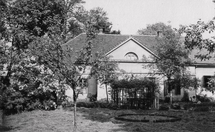 Das Wohnhaus in Zoe Droysens Garten