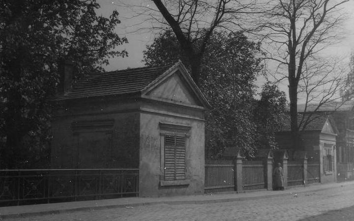 Zoe Droysen am Eingang ihres Grundstück in der Liegnitzer Straße 29, links die Brücke über den Pfeffergraben