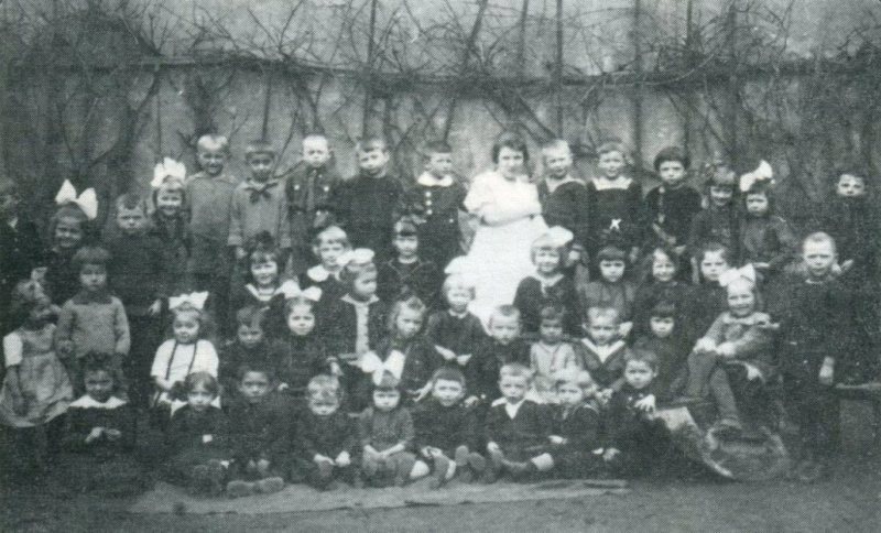 Jahrgänge 1917 bis 1920 im Kindergarten Lüben etwa im Jahre 1923