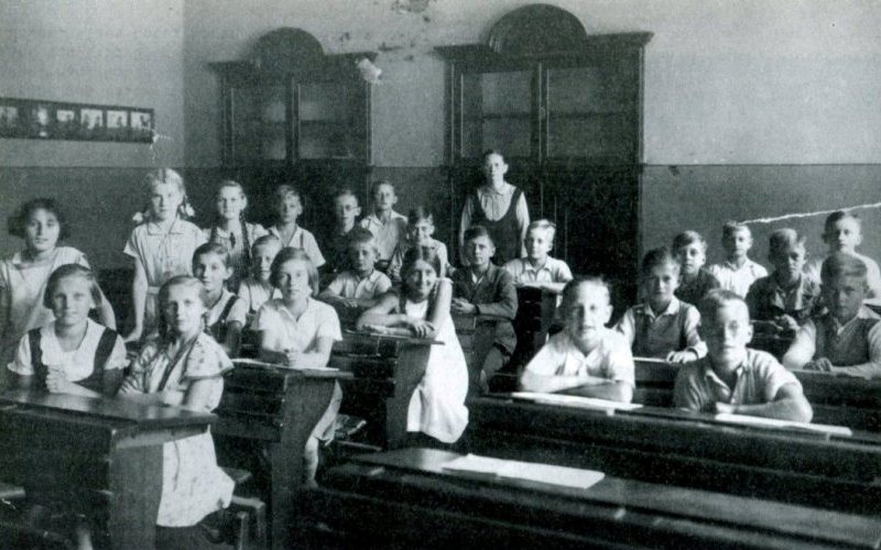 Abitur-Jahrgang 1943 mit Lehrerin Maria Schoen im Jahr 1935