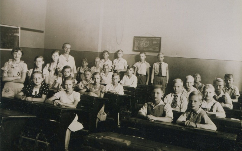 Abitur-Jahrgang 1942 mit Lehrerin Margarete Leupold im Jahr 1935