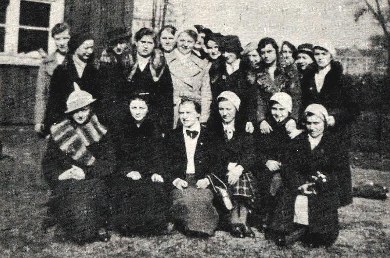 Schülerinnen der Landwirtschaftsschule Lüben im Schuljahr 1934/35 mit den Lehrerinnen Edith Petersohn, Helene Engel, Hilde Wiesner und Erika Jeschke