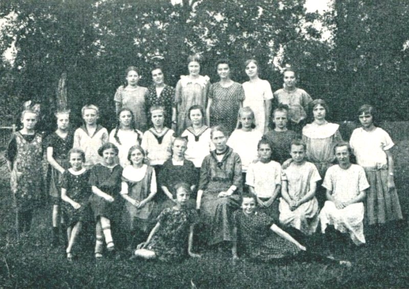 Schülerinnen der Jahrgänge 1909-1912 der Höheren Töchterschule mit Lehrerin Leontine Mayer um 1922/23