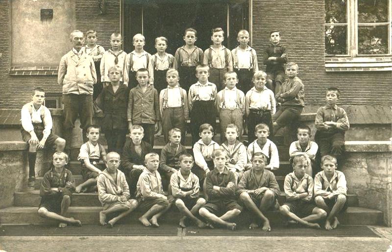 Lübener Volksschüler der Jahrgänge 1915/16 mit Lehrer Klaß um 1928