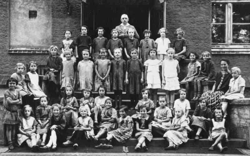 Lübener Volksschüler der Jahrgänge 1918/19 mit Lehrer Hugo Hecht und Lehrerin Else Zemke um 1925