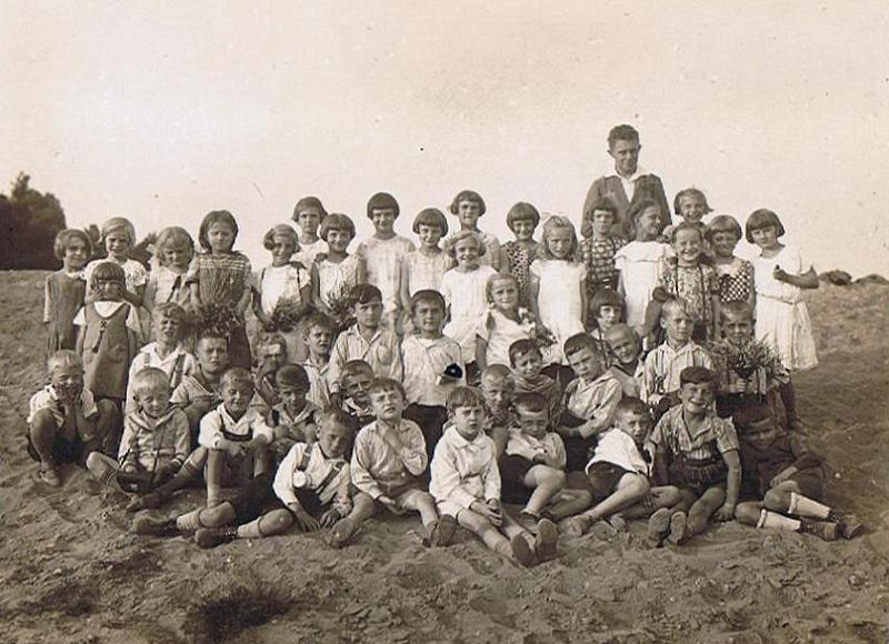 Lübener Volksschüler der Jahrgänge 1921/22 mit Lehrer Jerke am Wandertag ca. 1930