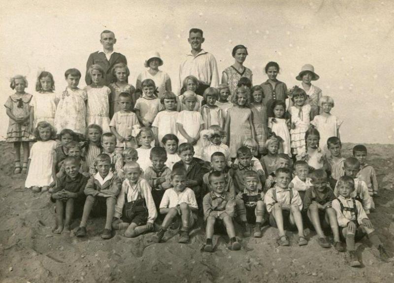 Volksschüler der Jahrgänge 1921/22 im Schuljahr 1928/29 auf Wanderung zum großen Exerzierplatz